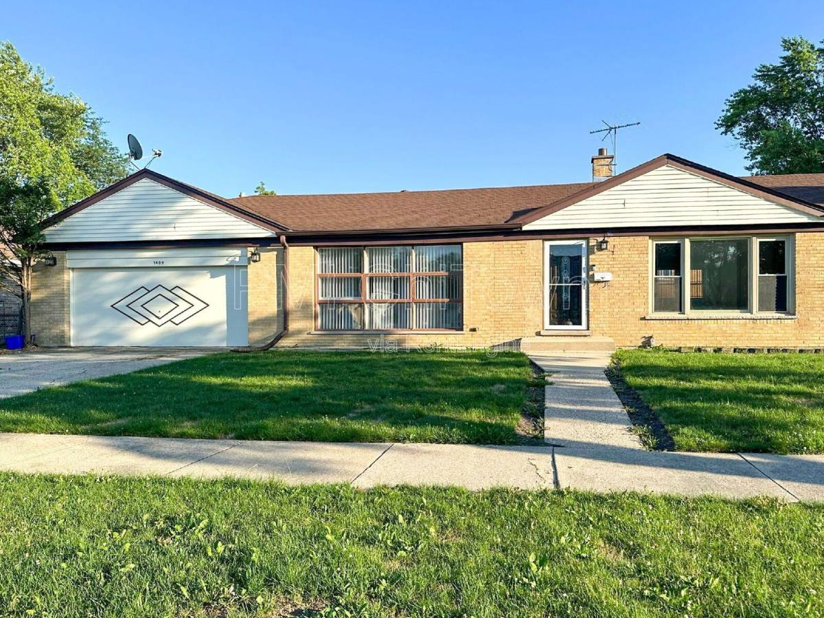 House for rent at 1409 E Lincoln Ave, Des Plaines, IL 60018