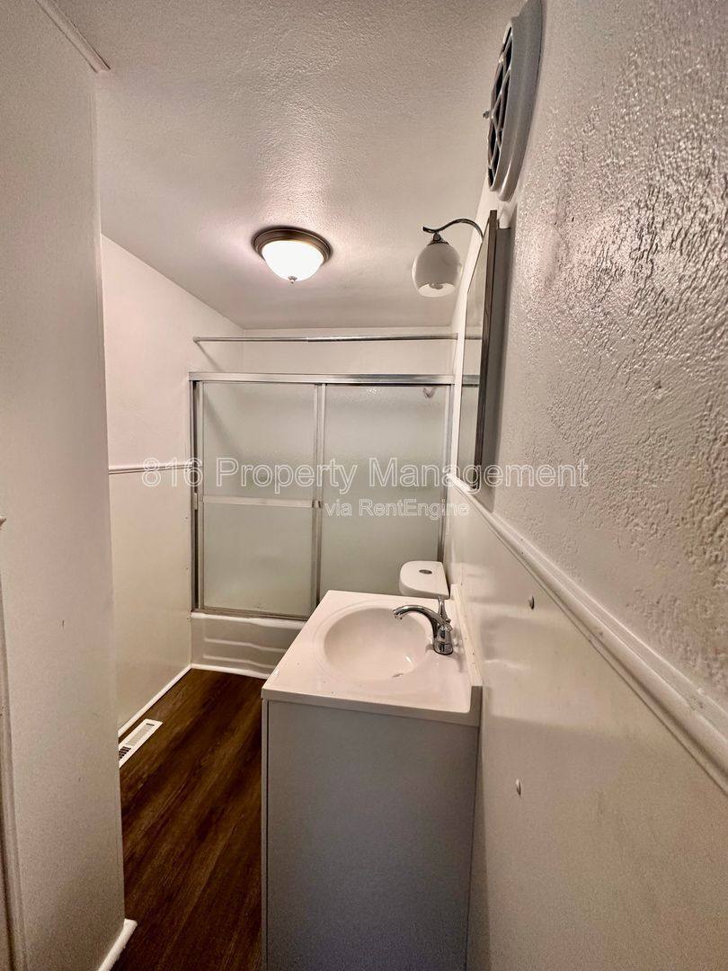 Apartment for rent at 639 S Crysler Ave E, Independence, MO 64052