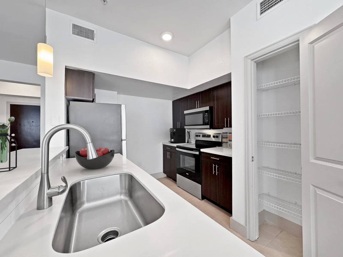 Apartment for rent at 2222 Smith St, Houston, TX 77002