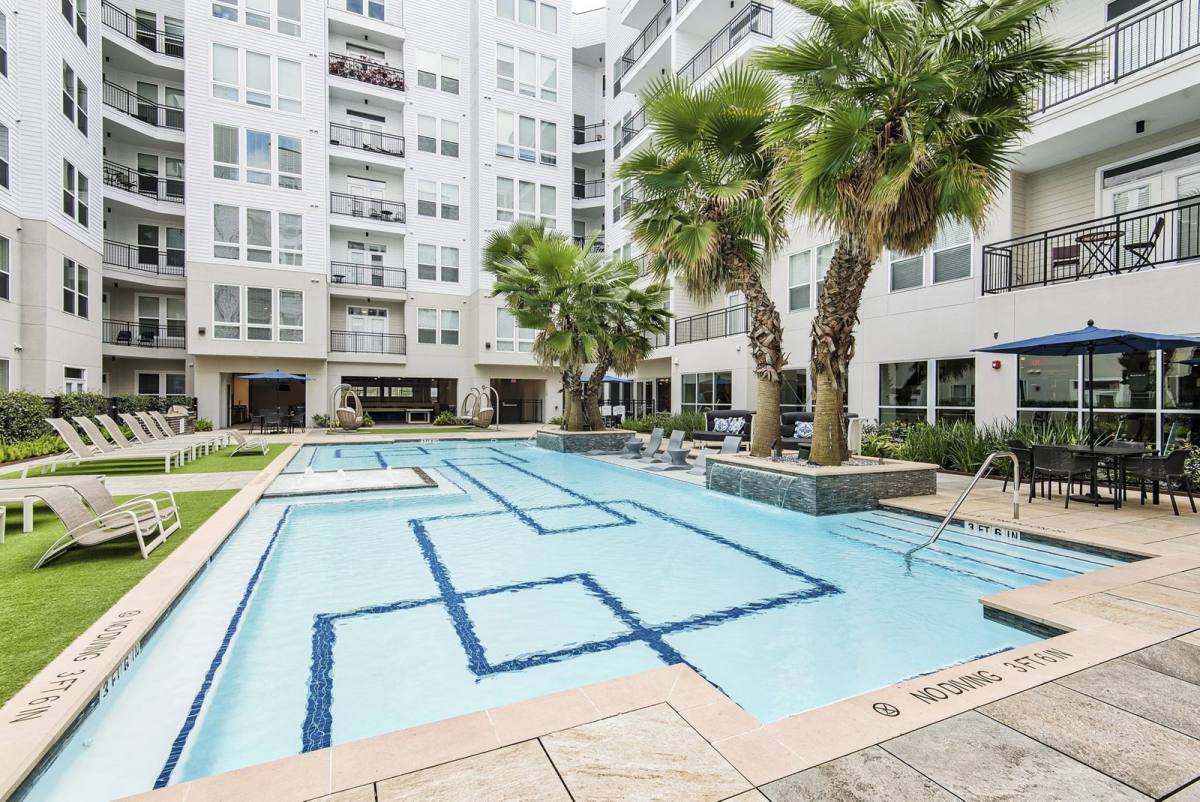 Apartment for rent at 611 Shepherd Dr, Houston, TX 77007