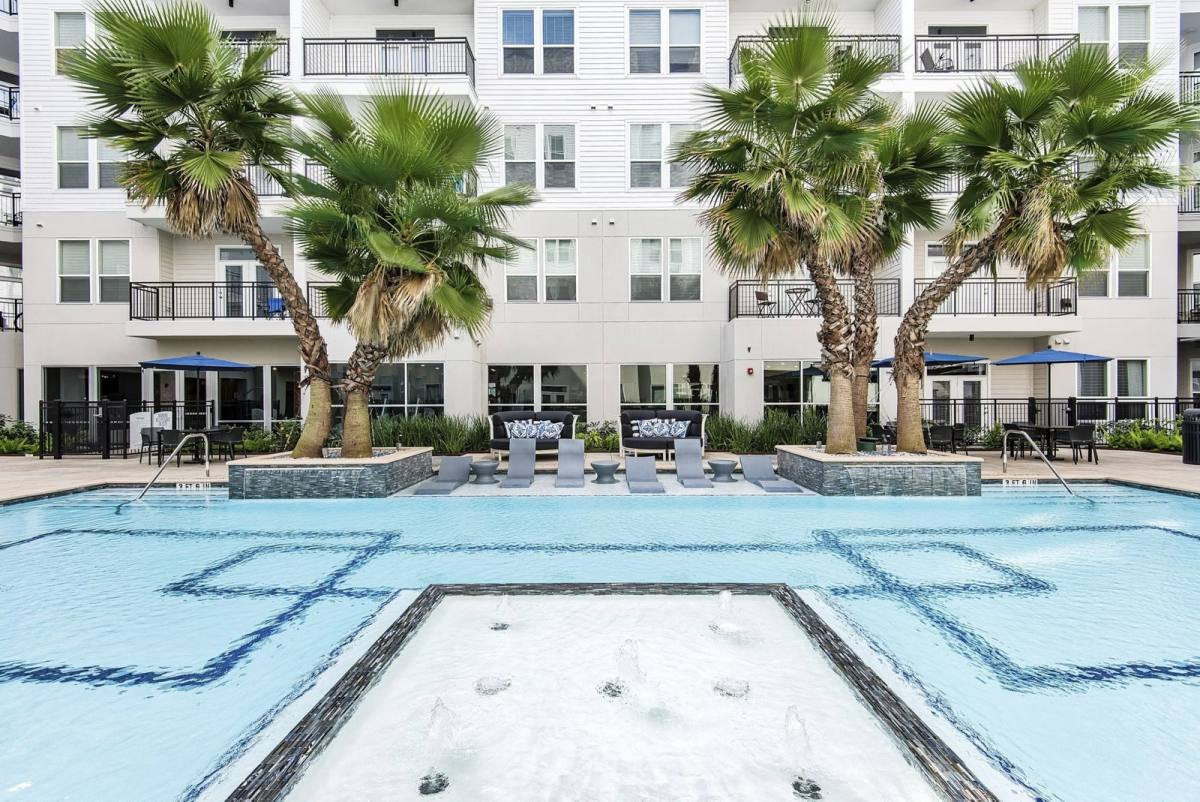 Apartment for rent at 611 Shepherd Dr, Houston, TX 77007