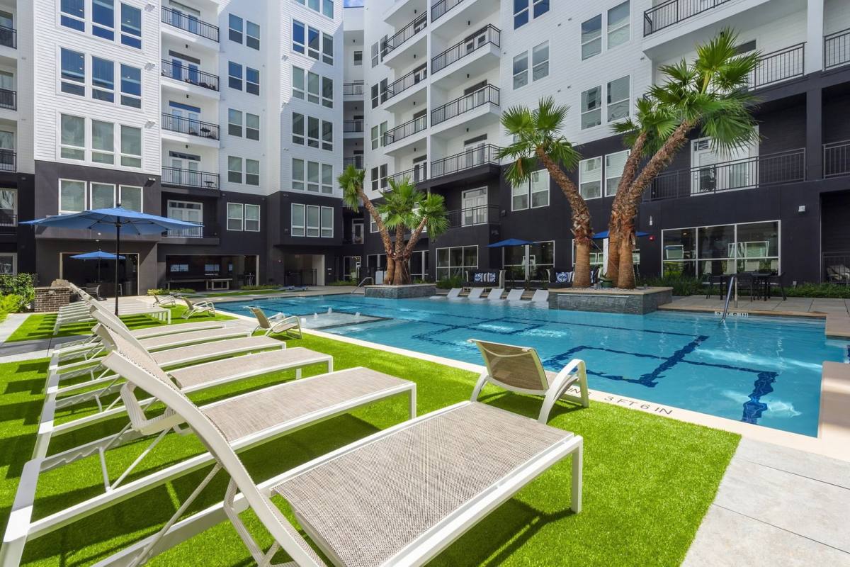 Apartment for rent at 611 Shepherd Dr, Houston, TX 77007