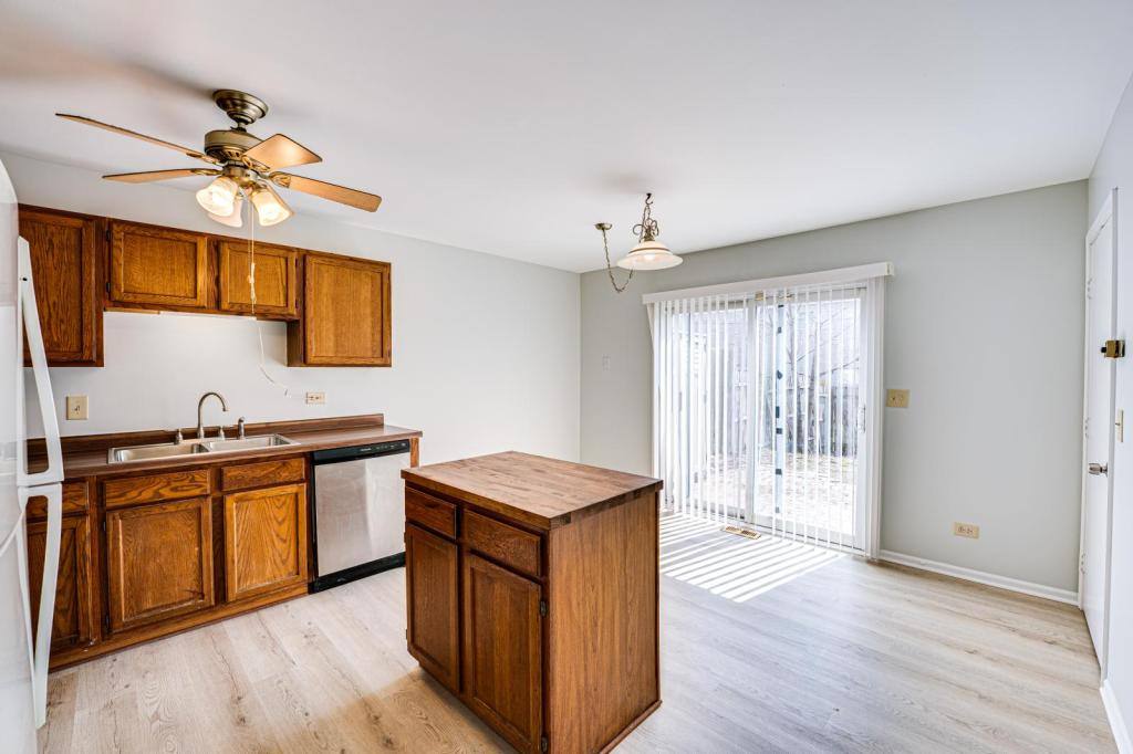 Apartment for rent at 1111 Brunswick, Aurora, IL 60504
