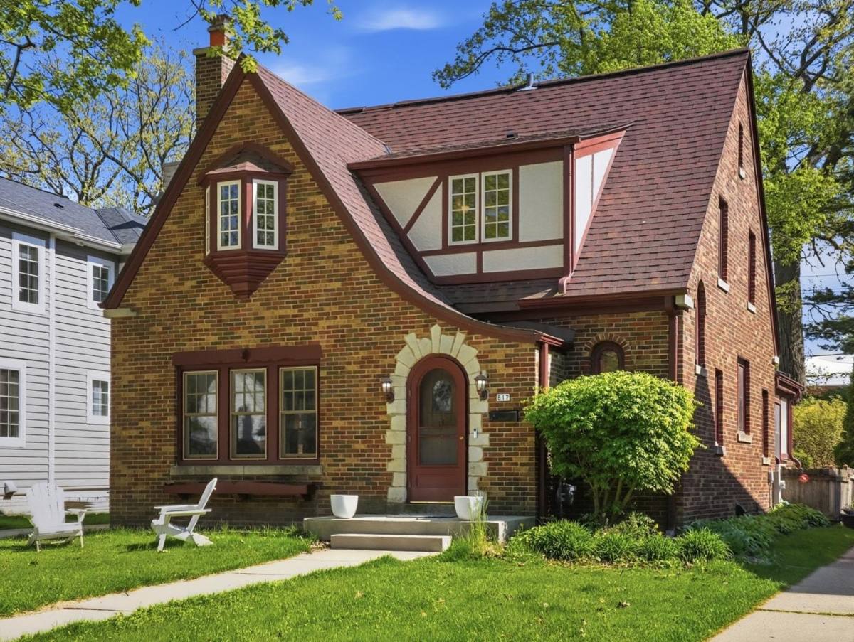House for rent at 817 E Sylvan Ave Wisco, Milwaukee, WI 53217