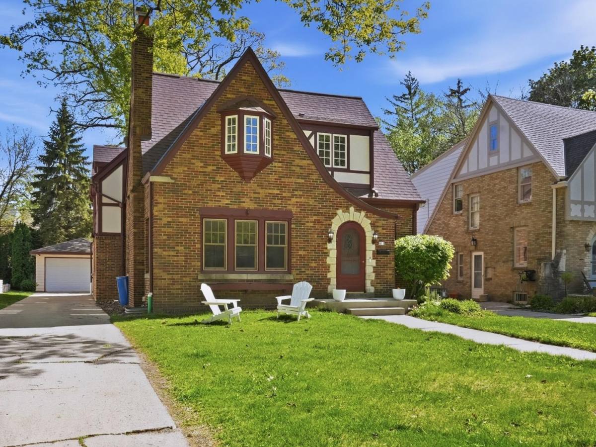 House for rent at 817 E Sylvan Ave Wisco, Milwaukee, WI 53217