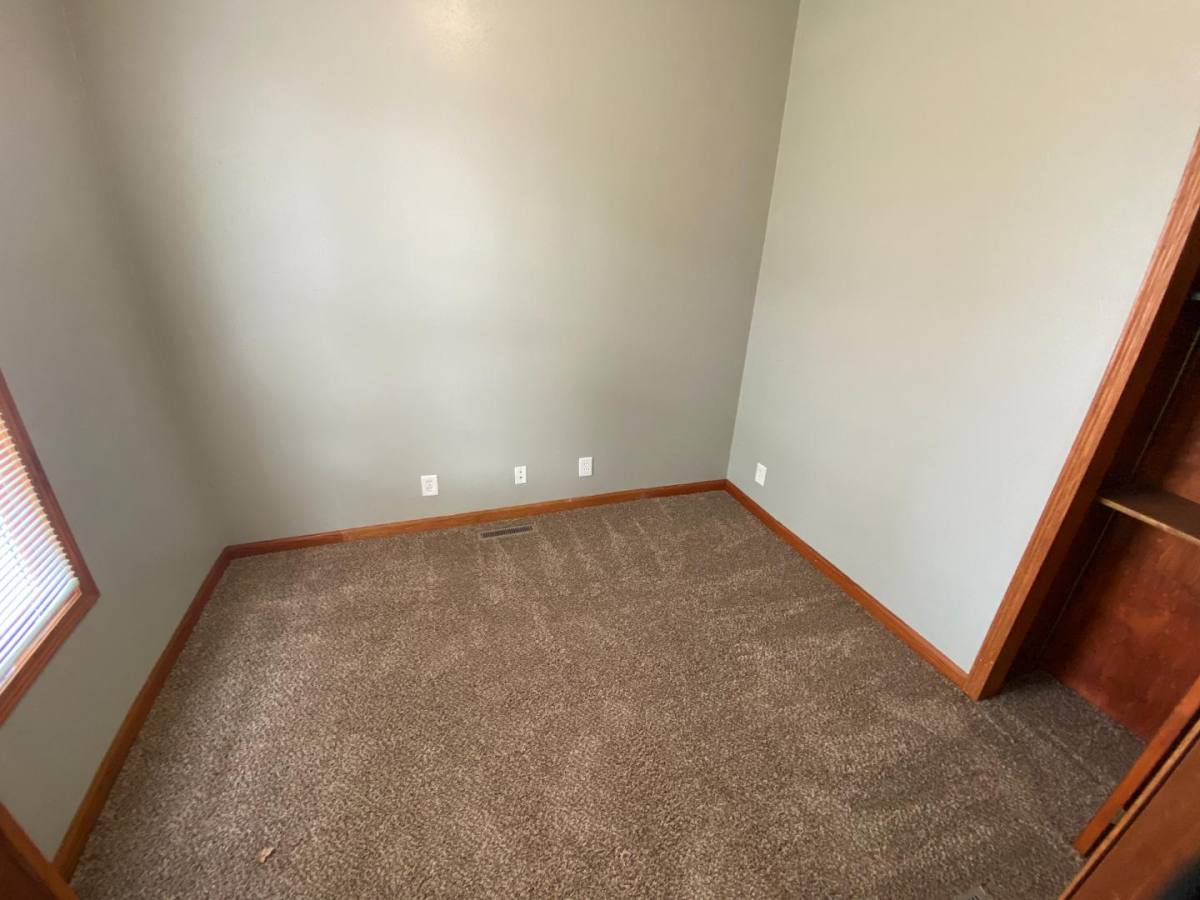 House for rent at 906 W 10th St, Sioux Falls, SD 57104