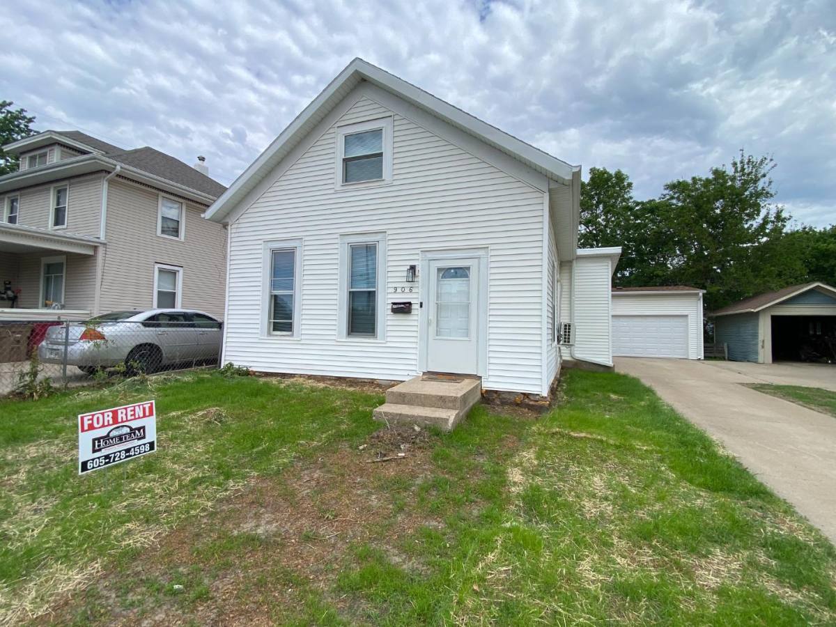 House for rent at 906 W 10th St, Sioux Falls, SD 57104