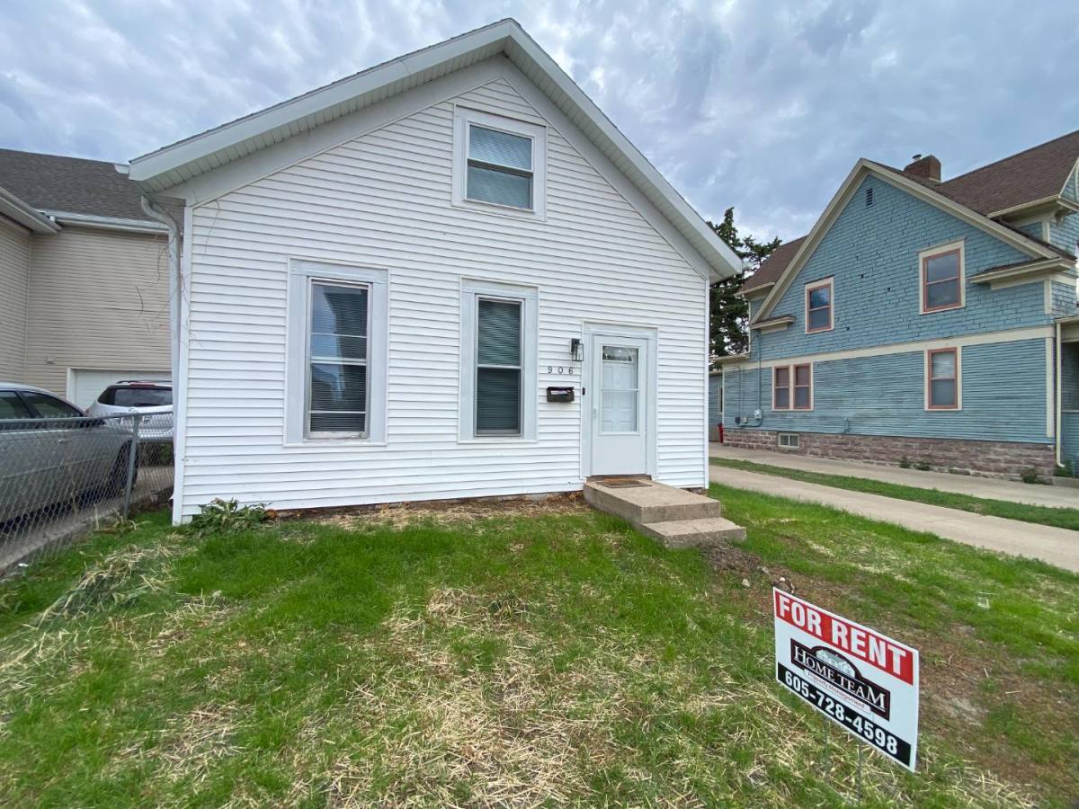 House for rent at 906 W 10th St, Sioux Falls, SD 57104