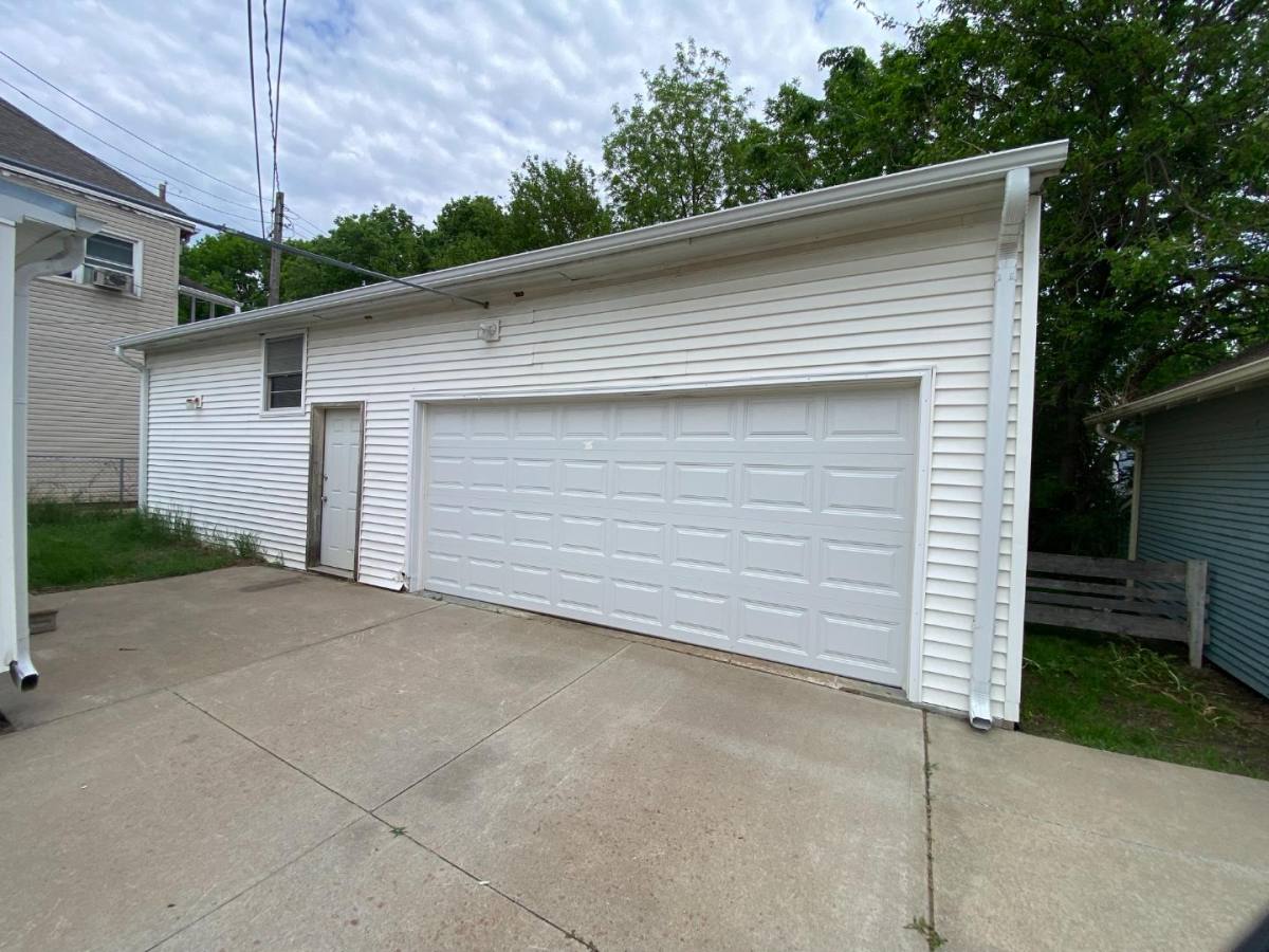 House for rent at 906 W 10th St, Sioux Falls, SD 57104