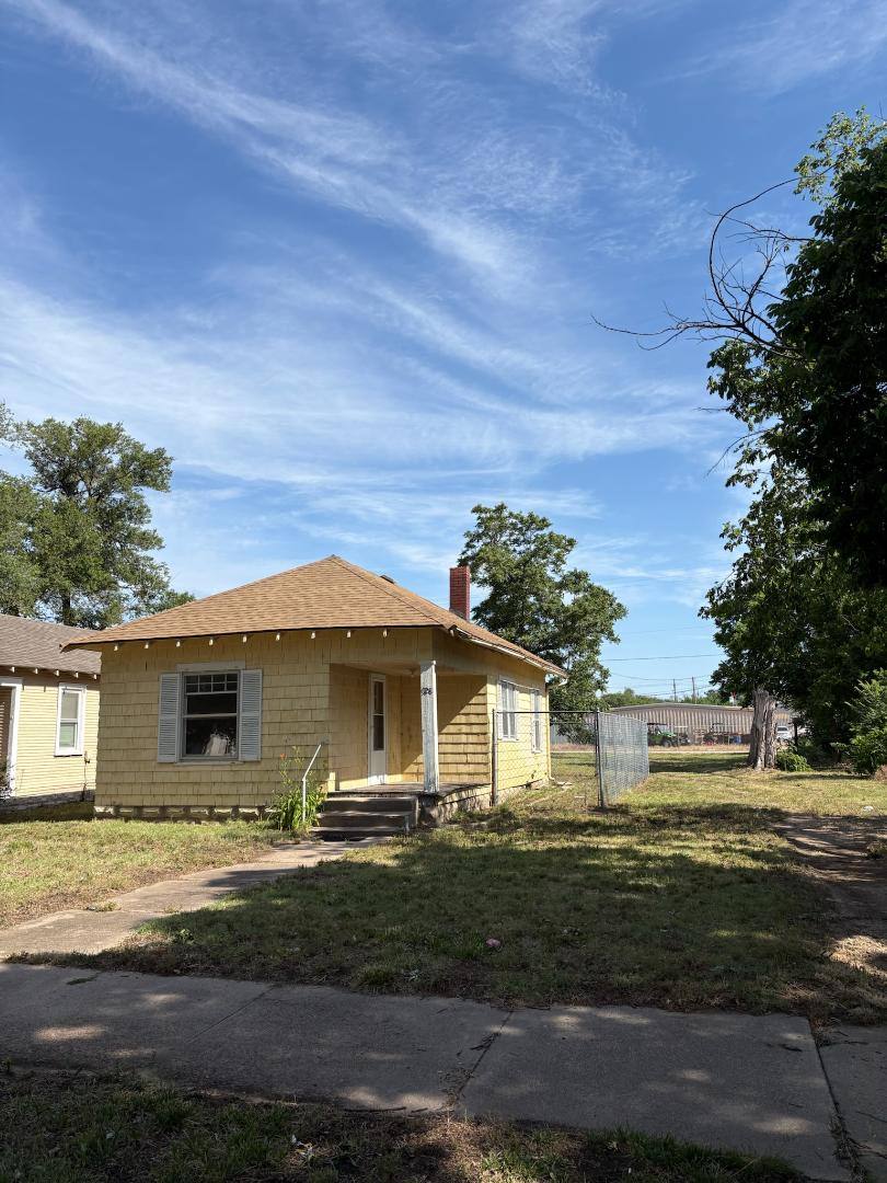 House for rent at 928 E 3rd Ave, Hutchinson, KS 67501