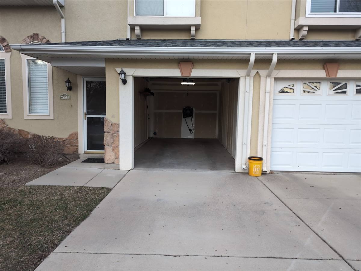 Townhouse for rent at 6921 S Florentine Way, West Jordan, UT 84084