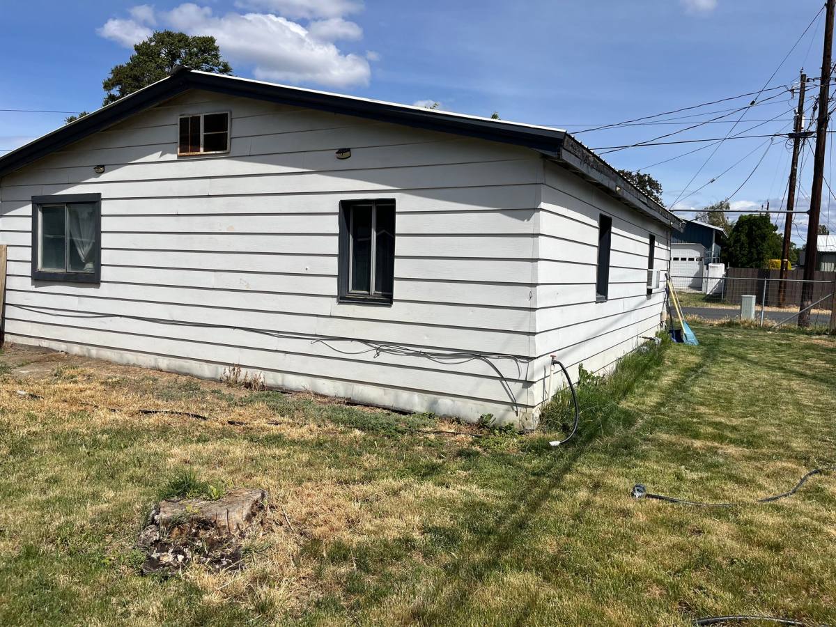 House for rent at 2201 1 2 S 2nd Ave, Yakima, WA 98903