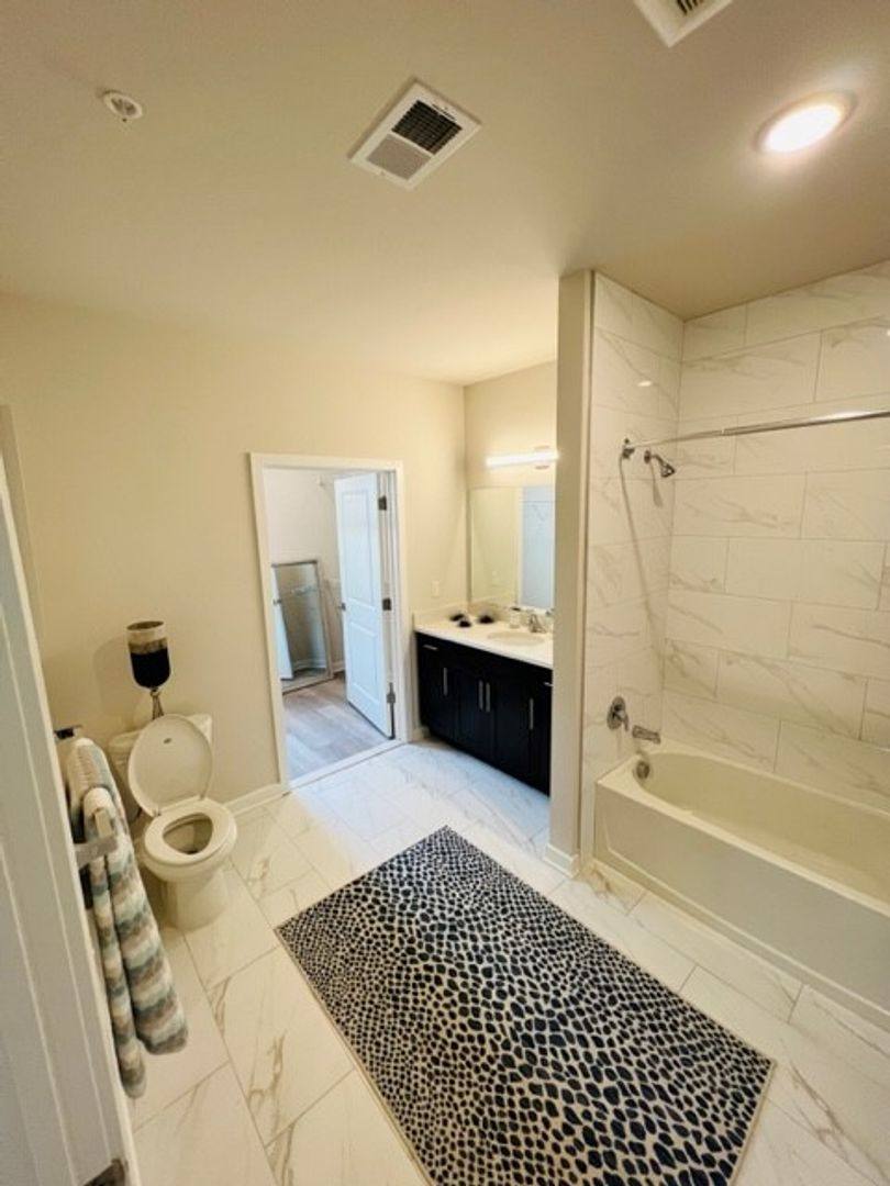 Apartment for rent at 463 Old Post Rd, Edison, NJ 08817