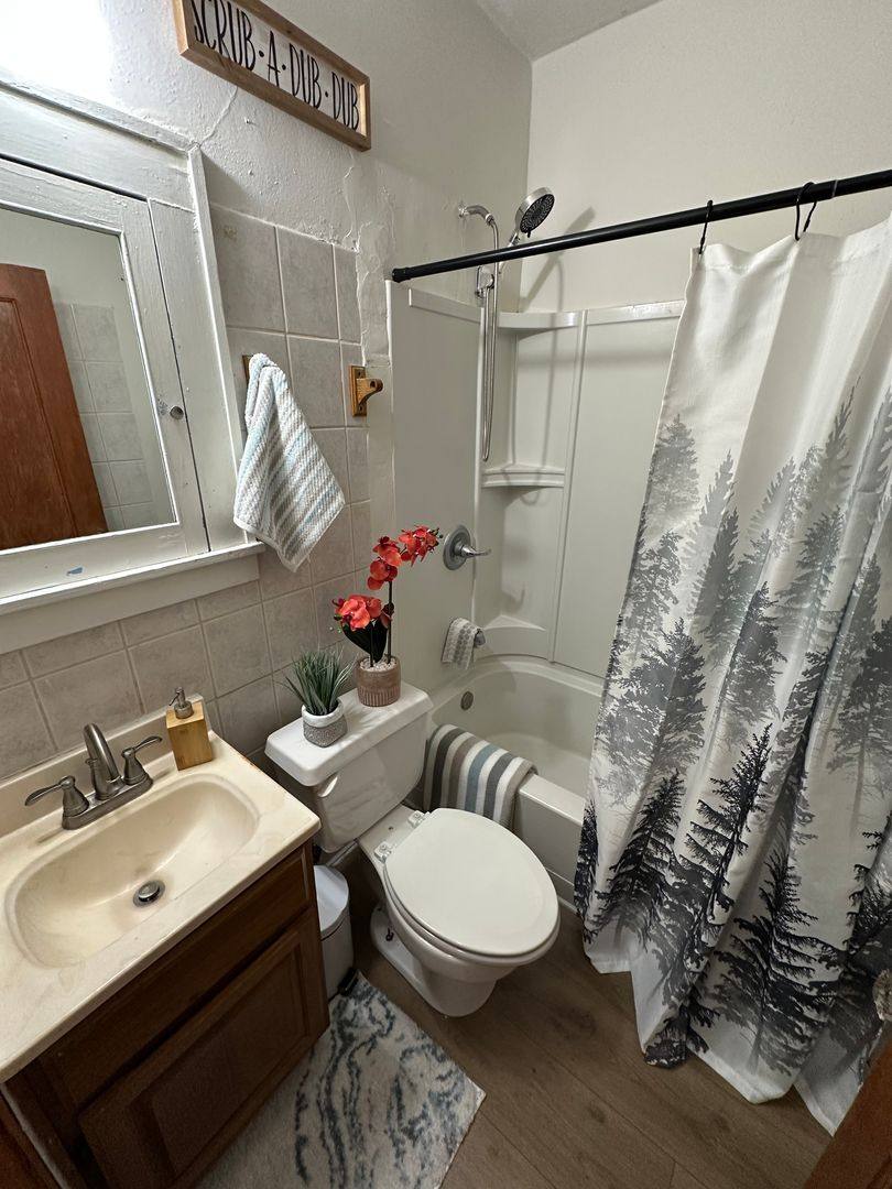 Apartment for rent at 1524 1 2 W, Waterloo, IA 50702