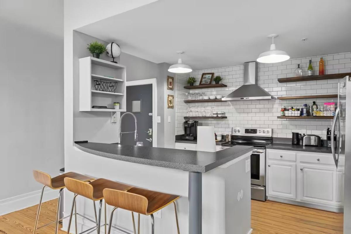 Apartment for rent at 404 N Laurel Ave, Charlotte, NC 28204