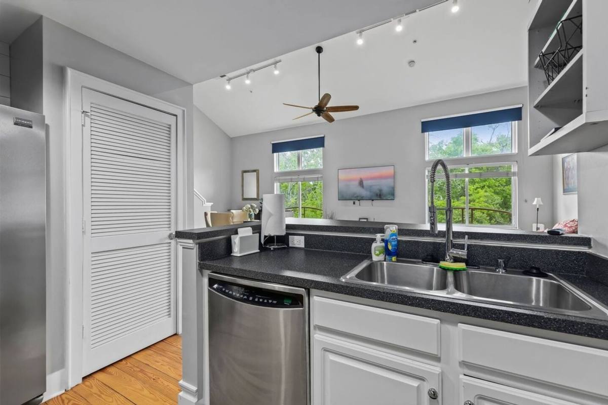 Apartment for rent at 404 N Laurel Ave, Charlotte, NC 28204