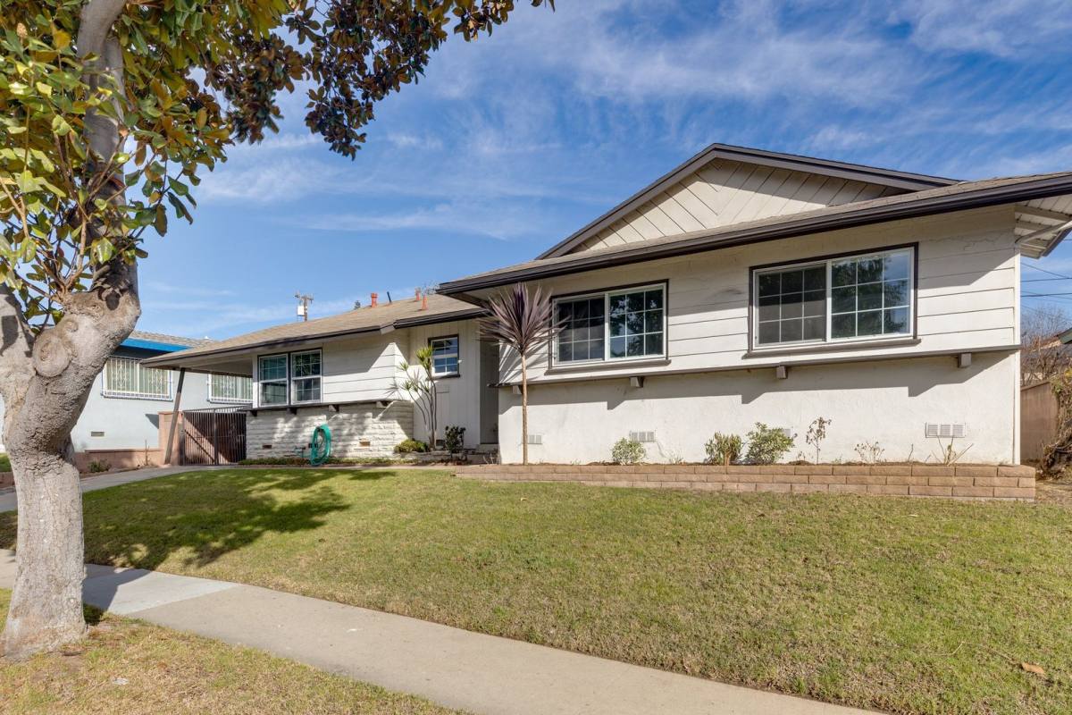 House for rent at 10608 S 8th Ave, Inglewood, CA 90303