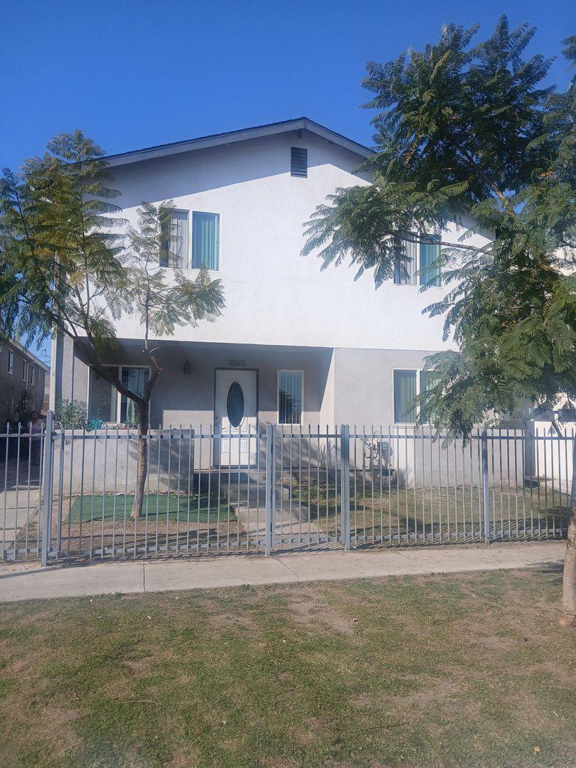 Apartment for rent at 10611 S Broadway, Los Angeles, CA 90003