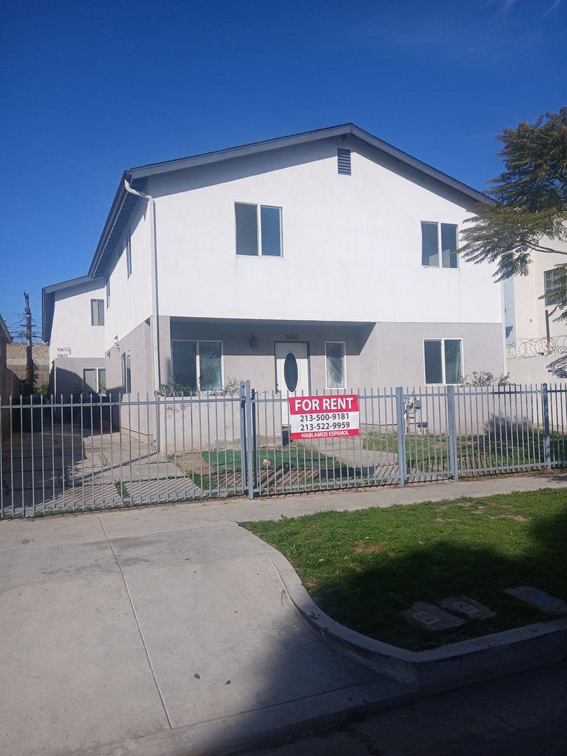 Apartment for rent at 10611 S Broadway, Los Angeles, CA 90003