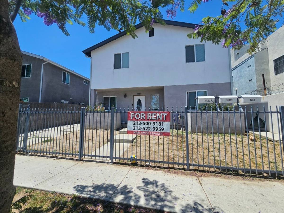 Apartment for rent at 10611 S Broadway, Los Angeles, CA 90003