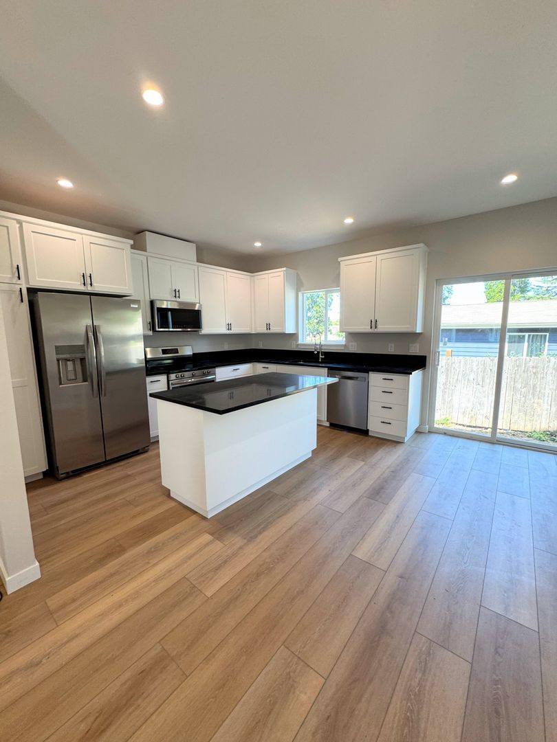 House for rent at 13822 Oatfield Rd, Portland, OR 97222