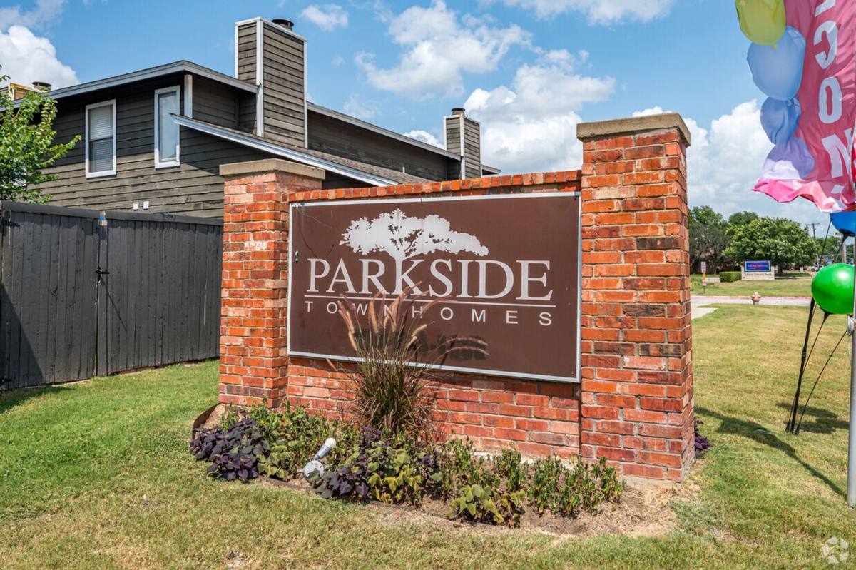 Townhouse for rent at 1208 Park Vista Dr, Arlington, TX 76012