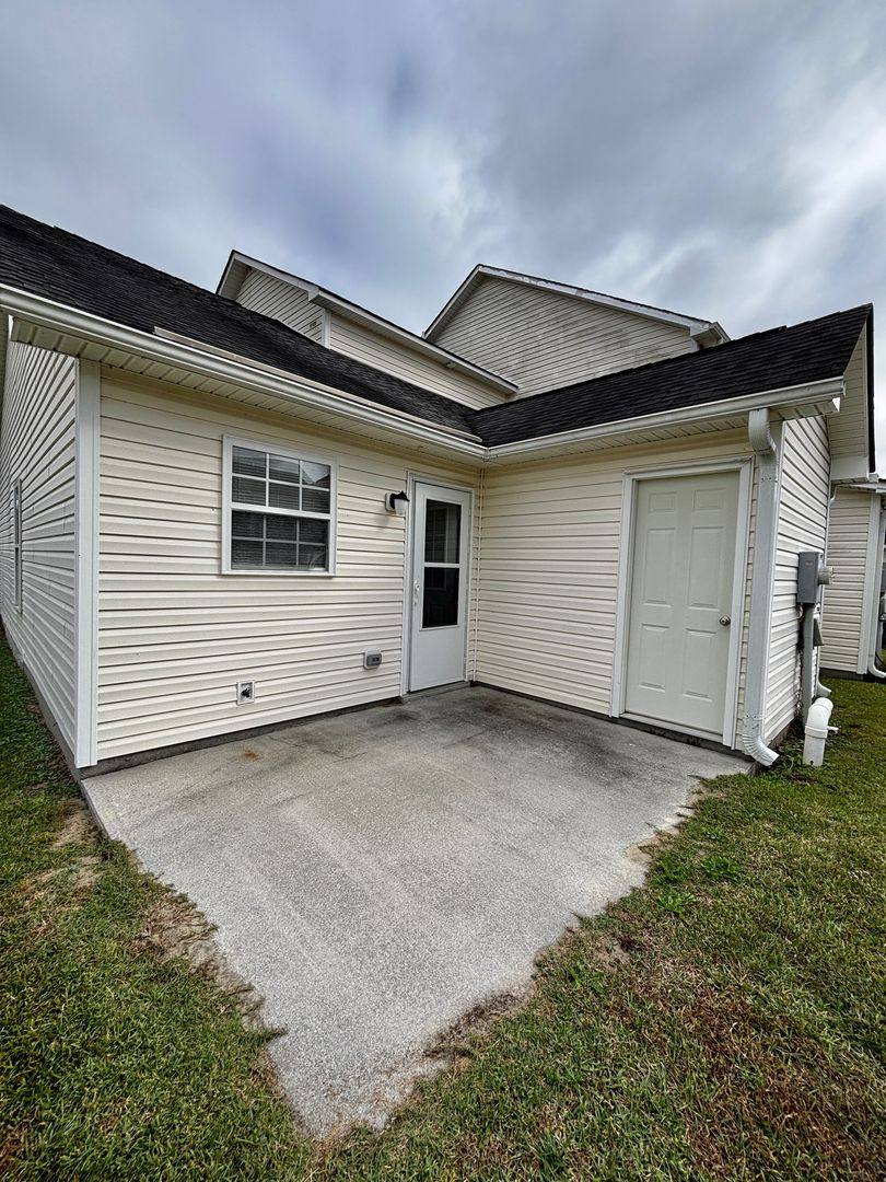 Townhouse for rent at 207 Ashwood Dr, Jacksonville, NC 28546