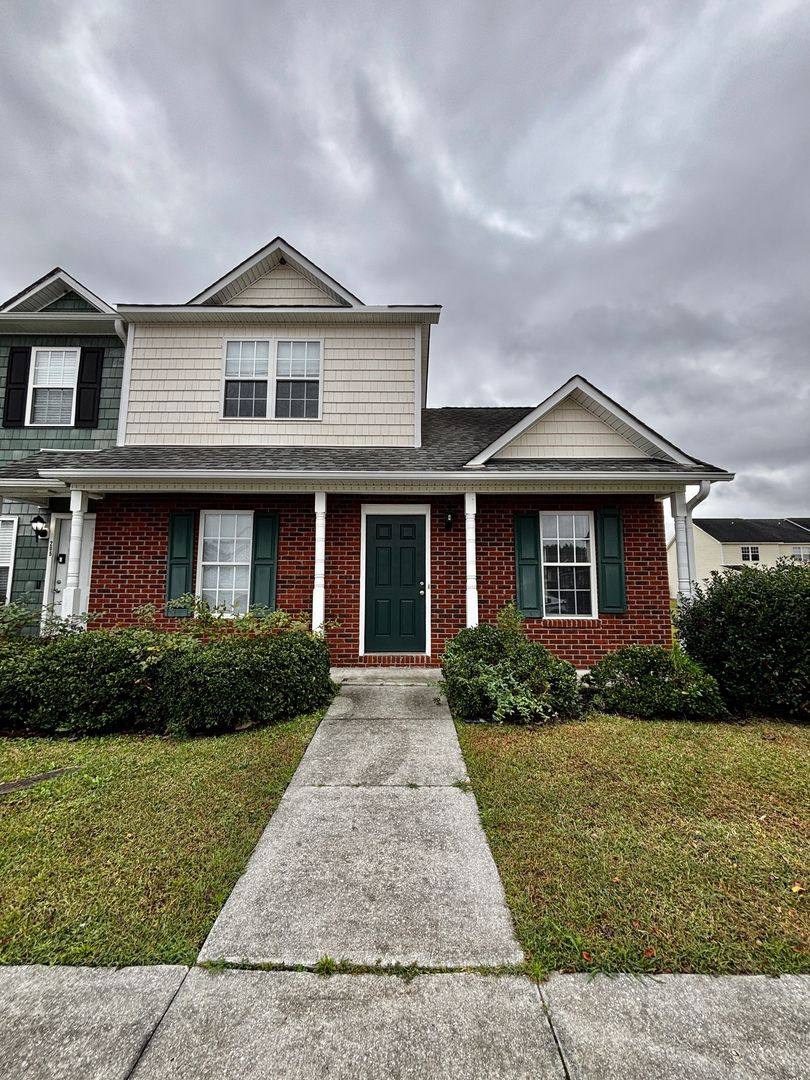 Townhouse for rent at 207 Ashwood Dr, Jacksonville, NC 28546