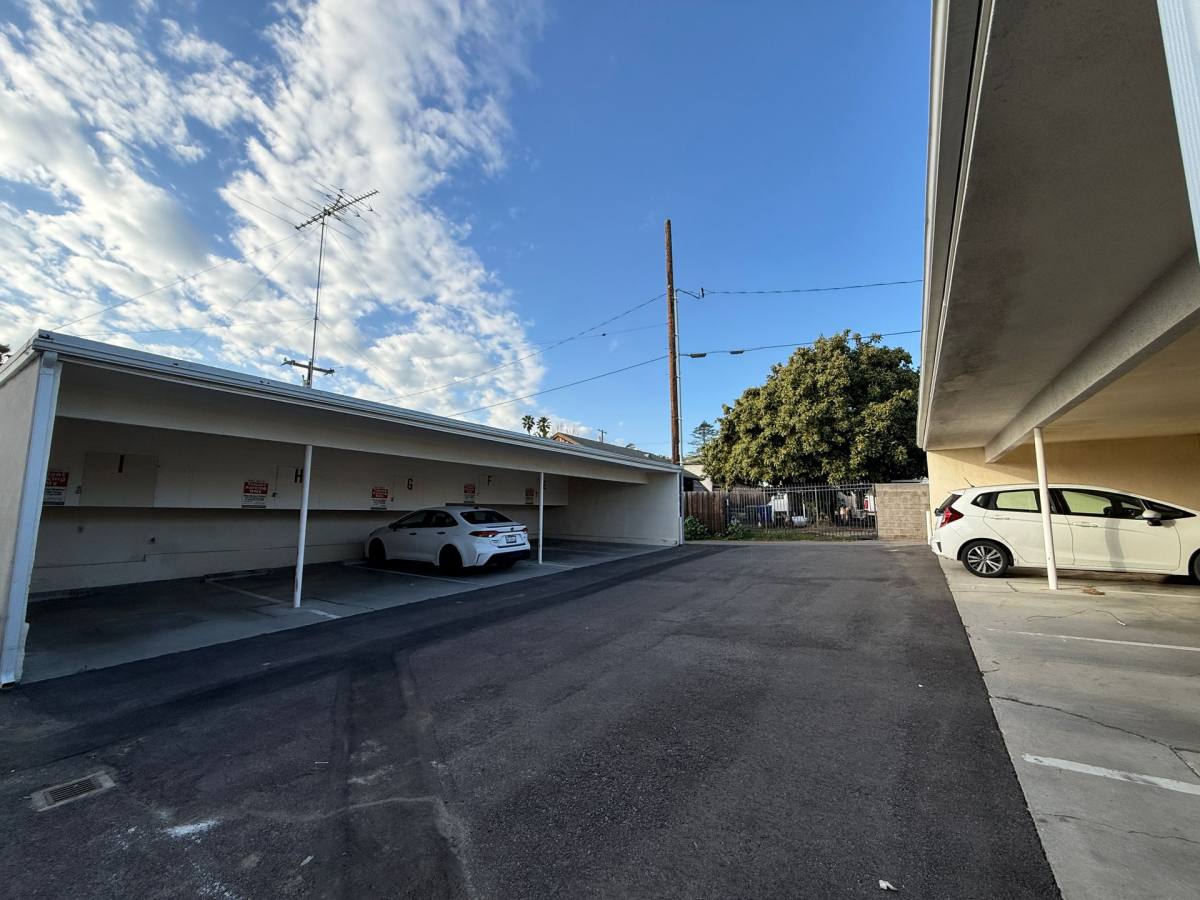 Apartment for rent at 1171 E Meta St, Ventura, CA 93001