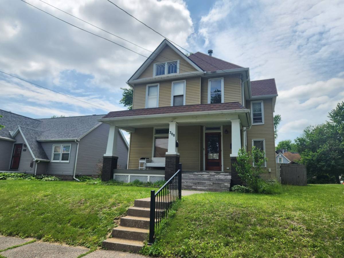 Apartment for rent at 308 S Lincoln Ave, Davenport, IA 52802