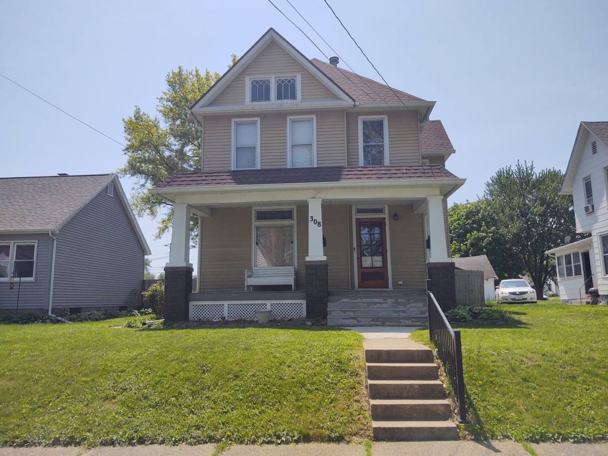 Apartment for rent at 308 S Lincoln Ave, Davenport, IA 52802