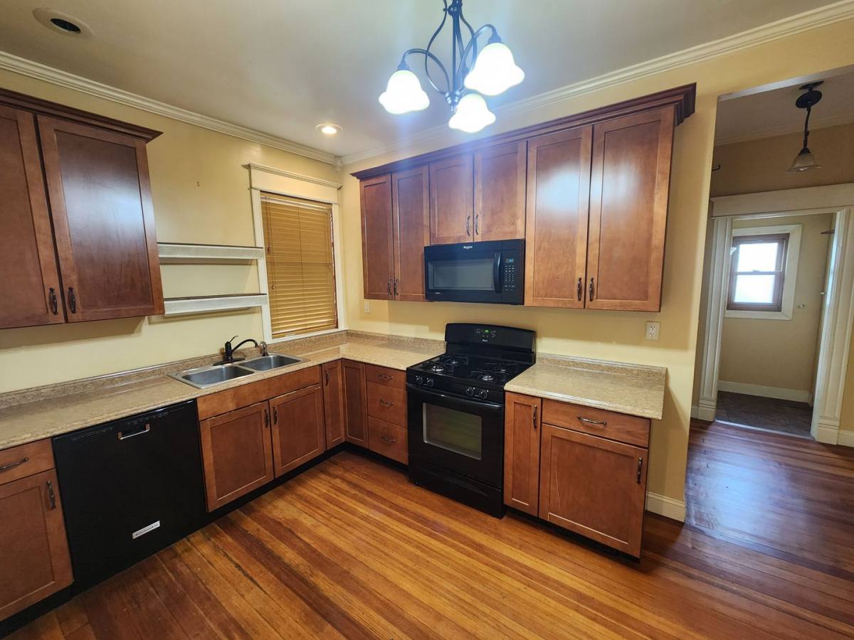 Apartment for rent at 308 S Lincoln Ave, Davenport, IA 52802