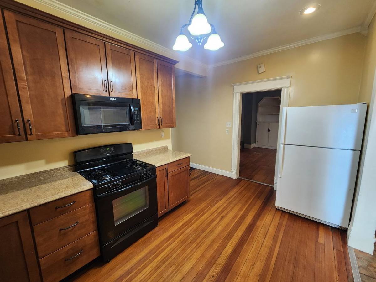 Apartment for rent at 308 S Lincoln Ave, Davenport, IA 52802