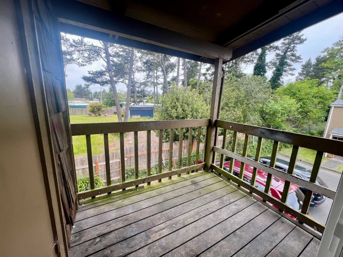 Apartment for rent at 1864 Thomas St, Coos Bay, OR 97420