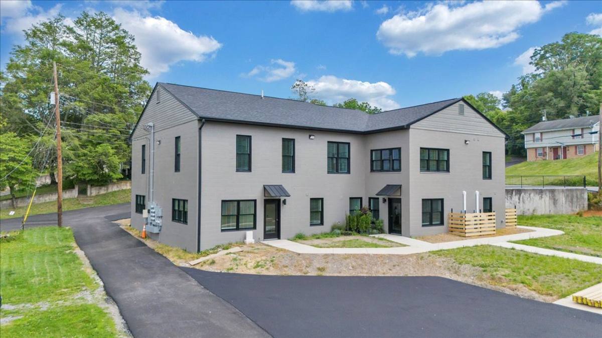 Apartment for rent at 528 E Cleveland Ave, Vinton, VA 24179