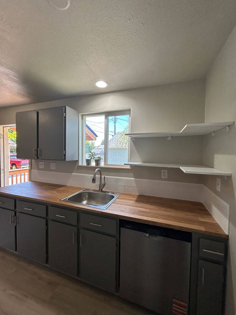 Apartment for rent at 436 19th Ave, Longview, WA 98632