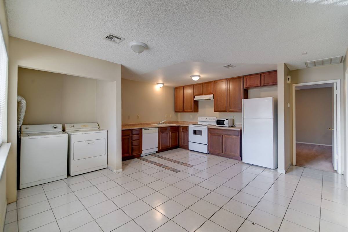 Townhouse for rent at 824 Hedge Way, Las Vegas, NV 89110