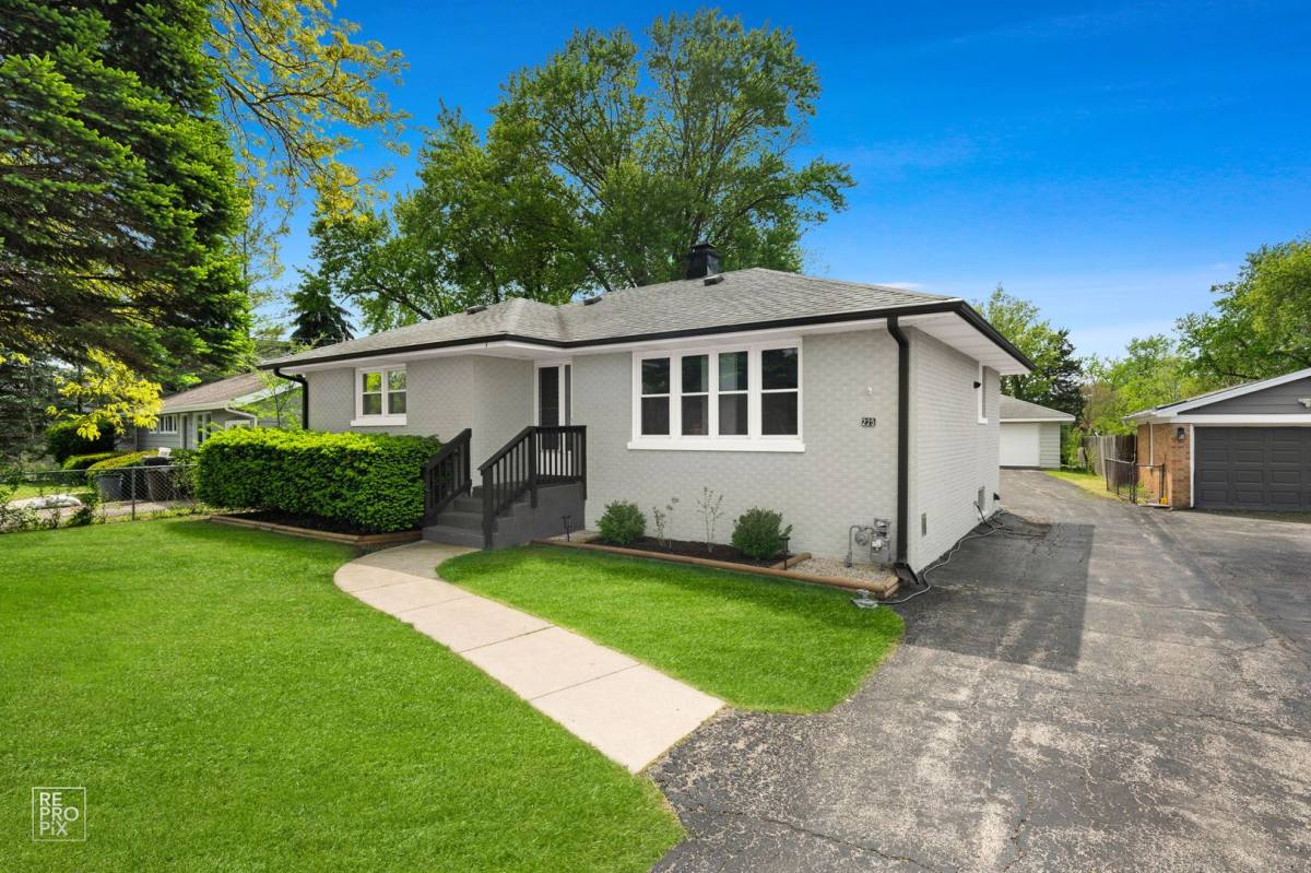 House for rent at 225 Sky Hill Rd, Wauconda, IL 60084