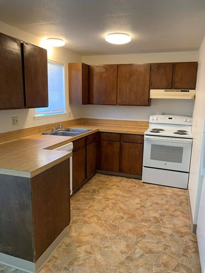 Townhouse for rent at 32 Nevada St, Klamath Falls, OR 97601