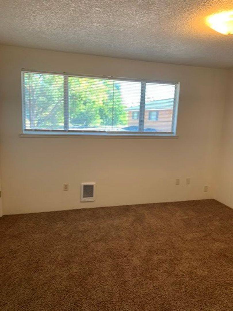 Townhouse for rent at 32 Nevada St, Klamath Falls, OR 97601