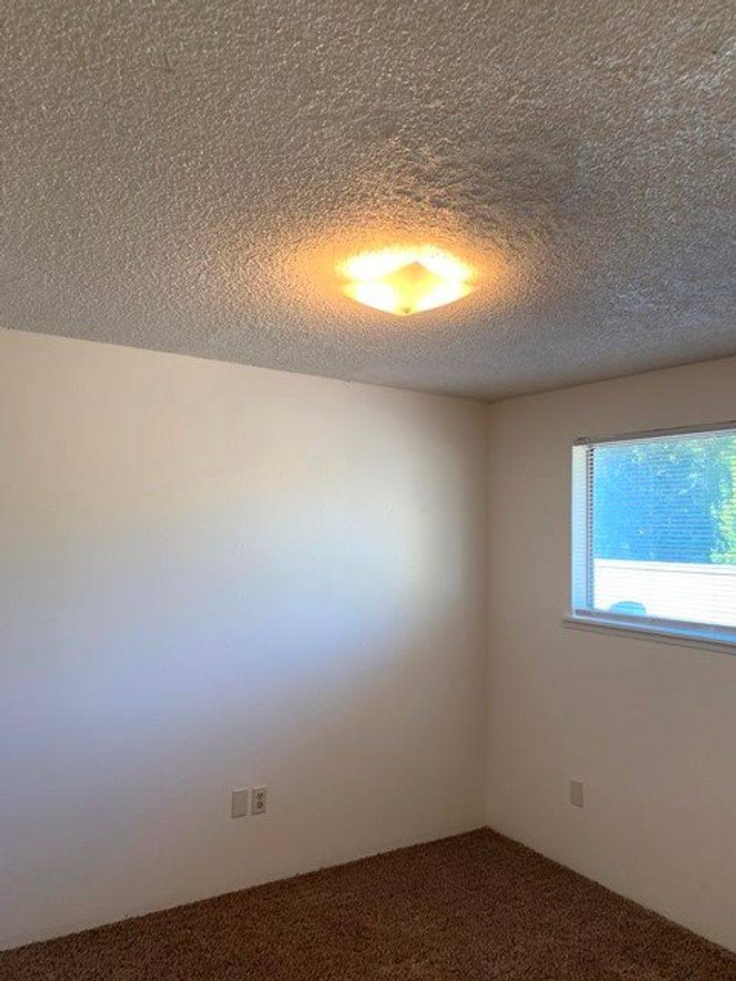 Townhouse for rent at 32 Nevada St, Klamath Falls, OR 97601