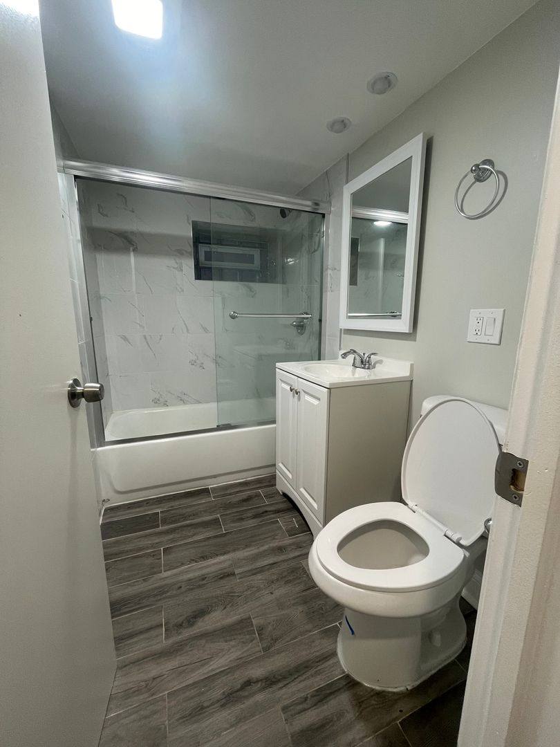 Apartment for rent at 930 W 35th St, Chicago, IL 60609