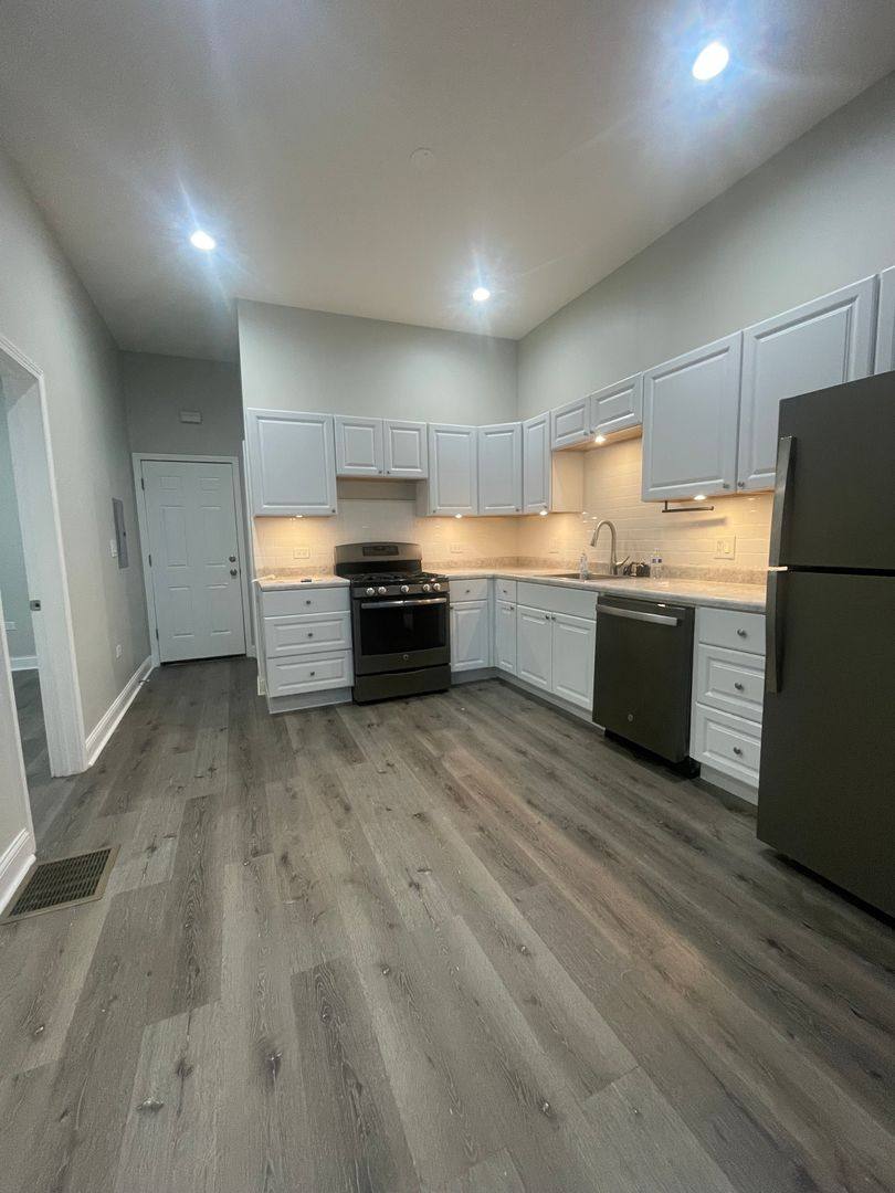 Apartment for rent at 930 W 35th St, Chicago, IL 60609