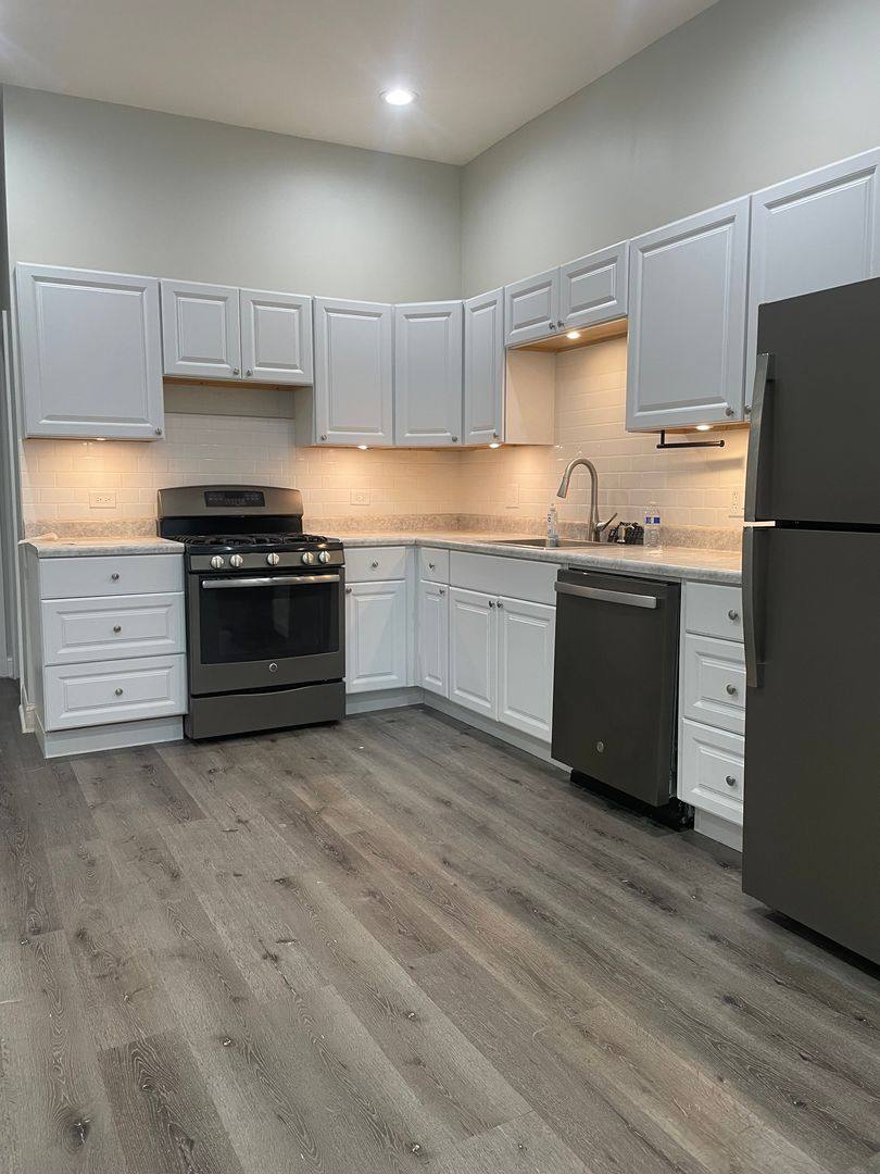 Apartment for rent at 930 W 35th St, Chicago, IL 60609