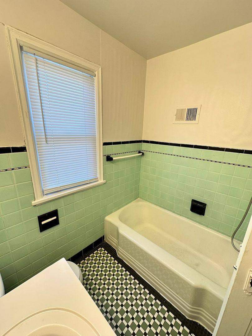 Apartment for rent at 1409 Vinton St, Omaha, NE 68108