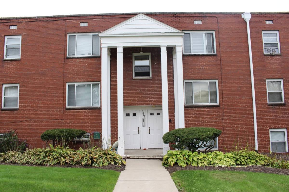Apartment for rent at 1025 W Findley Dr, Pittsburgh, PA 15221