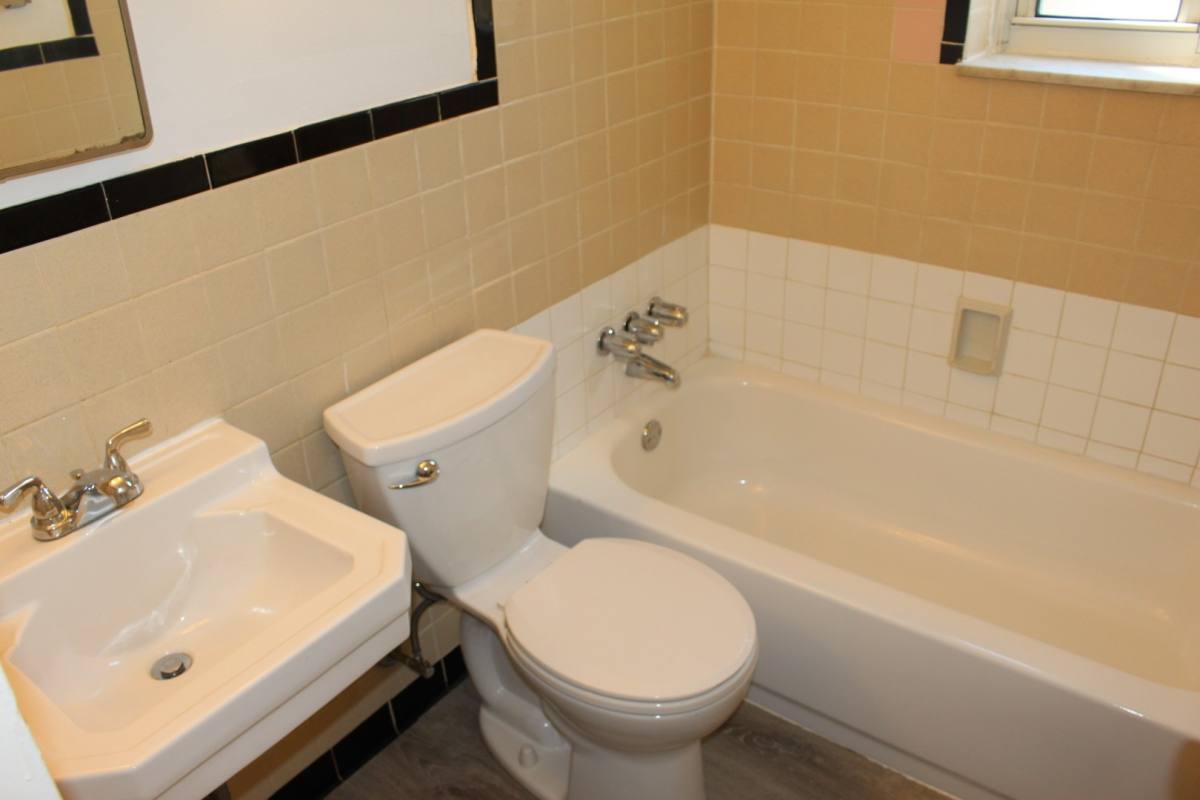 Apartment for rent at 1025 W Findley Dr, Pittsburgh, PA 15221