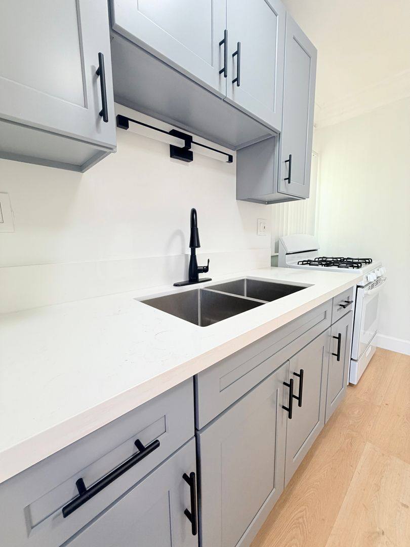 Apartment for rent at 4705 Willowbrook Ave, Los Angeles, CA 90029