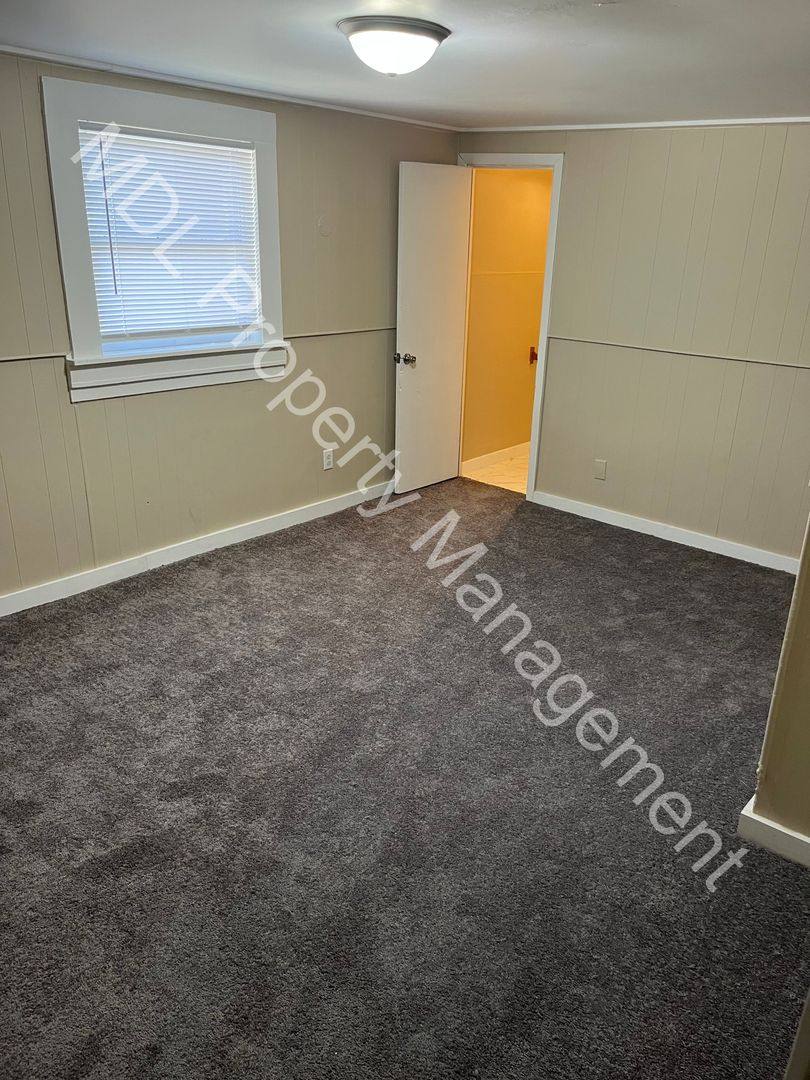 Apartment for rent at 727 N Hamilton St, Saginaw, MI 48602