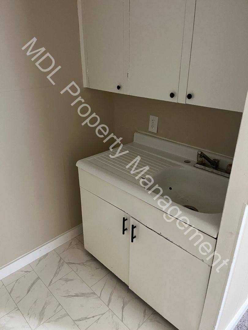 Apartment for rent at 727 N Hamilton St, Saginaw, MI 48602
